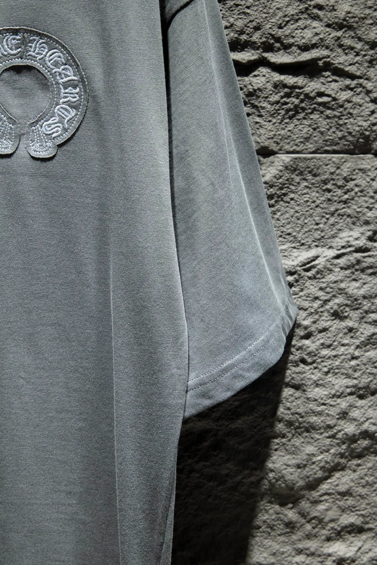 P190 🆕Chrome Hearts os version is really charming and Chrome Hearts is really a must-have. Each season's new version is made to the extreme. It is very practical and can be worn casually. Nice✔️ - ⚠️100% cotton. Made of 32-count double yarn, 260-gram weight fabric and imported knitted carded cotton. The thickness is moderate, drapey and contoured, and the upper body is comfortable! ! It is very tolerant to fat body types and can instantly lose five pounds after wearing it!  Front panel #Back panel Simple elements# Artistic arrangement of English letters. Imported Tajima high-density heavy-duty embroidery technology. The fonts are three-dimensional and full. The letters are embroidered by imported machines after adjusting according to the original details. The thickness is moderate. The hardware is imported hardware accessories. Handmade elements are added to the body, which greatly increases the interest of the clothing; unique visual effects. After special fraying effect treatment, a unique distressed effect is formed. An irregular hem is added to the version. This year, Crow Heart is focusing on the version. In the past two years, the oversize version has become the focus of the trend. It has also been a popular staple in the past two years. The change of designers has made this brand an instant hit. The progressive fashion of the times also needs the blood impact of fresh elements and trendy designs in order to continue its glory! It’s stylish both inside and outside, a must-have for high street travel! An absolute "eye-catching style" that can match couples 💏 Color: washed black, premium gray and white Size: S M L XL